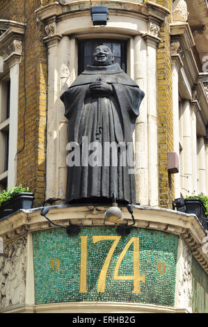 Frate nero statua su Blackfriars Public House, Queen Victoria Street, Blackfriars, London, England, Regno Unito Foto Stock