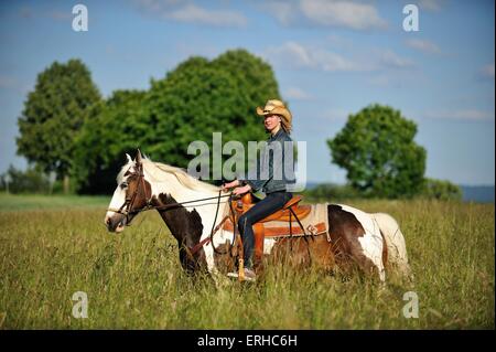 La donna corse a cavallo Foto Stock