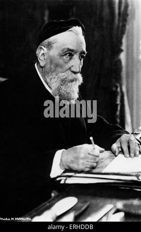 Anatole France alla scrivania. Lo scrittore francese, 1844-1924. Foto Stock