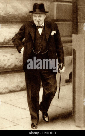 Sir Winston Churchill lasciando 10 Downing Street, Londra. Il Primo Ministro inglese, 1874-1965. Foto Stock