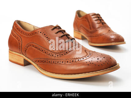 Brown Brogue isolato su uno sfondo bianco Foto Stock