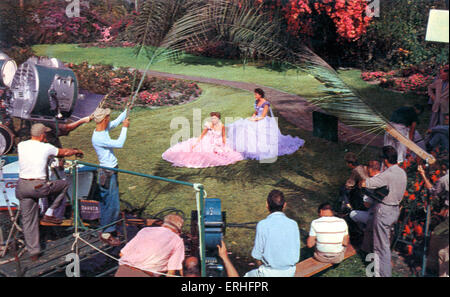 Film di Hollywood set. Due attrici non identificato filmata circondato dalla troupe, 1950 s. Foto Stock