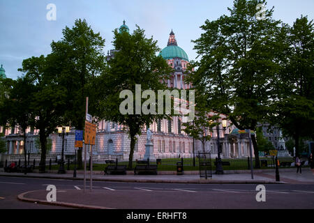 Belfast City Hall in prima serata Irlanda del Nord Regno Unito Foto Stock