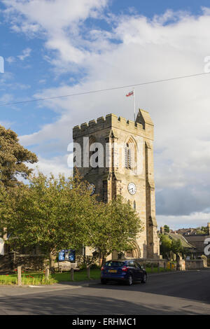 Chiesa di Inghilterra Tutti i Santi chiesa parrocchiale in Rothbury, Northumberland, un edificio parzialmente risalente al XIII secolo. Foto Stock