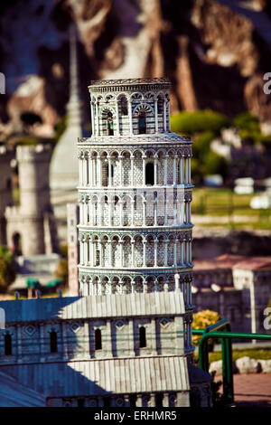 Questa ricostruzione in miniatura della torre pendente di Pisa, Italia Foto Stock