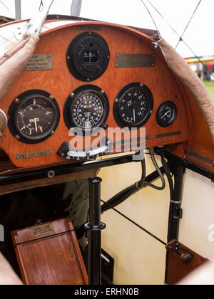 Il cockpit di un 1912 era replica di essere2c(biplano costruito nel 1969) sul display,a Aerexpo 2015 aviation evento,a Sywell airfield,Nord Foto Stock