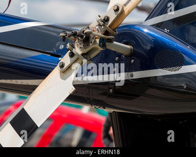 Il rotore di coda dettaglio di un Robinson biposto elicottero,a Aerexpo 2015 aviation evento,a Sywell airfield,Northamptonshire, Britai Foto Stock