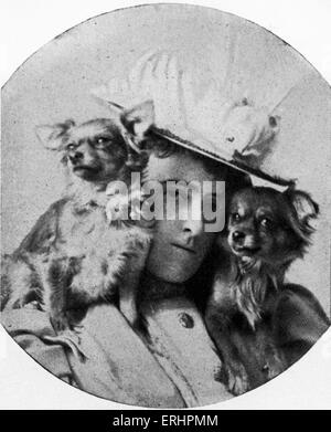 Edith Wharton con i suoi cani - romanziere americano, breve storia scrittore, e designer: 24 gennaio 1862 - 11 agosto 1937. Nota per Foto Stock