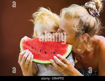 Carino neonato Bambino con una deliziosa cocomero Foto Stock