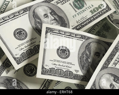 100 dollari pila di denaro. Spotlit Foto Stock