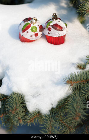 Giocattolo di natale torte su albero di inverno con la neve Foto Stock