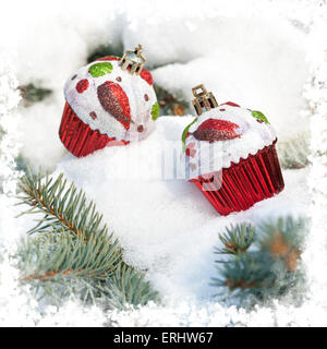 Giocattolo di natale torte su albero di inverno con la neve Foto Stock