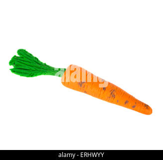 Fatto a mano di plastilina o creta per modellare la figura di una carota su sfondo bianco Foto Stock