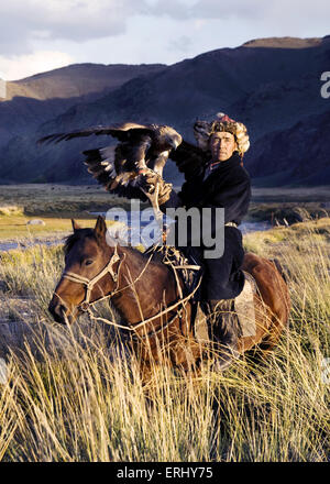 Il kazako uomini tradizionalmente cacciare le volpi e i lupi utilizzando addestrato le aquile reali. Olgei,Mongolia occidentale. Ho avuto la fortuna di ha Foto Stock