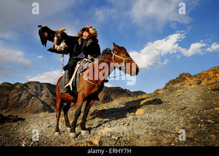 Il kazako uomini tradizionalmente cacciare le volpi e i lupi utilizzando addestrato le aquile reali. Olgei,Mongolia occidentale. Foto Stock