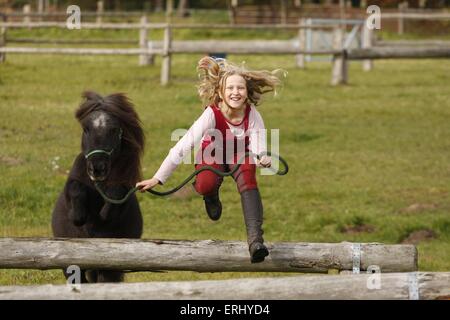 Ragazza in miniatura e pony Shetland Foto Stock