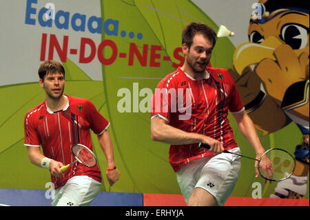 Di Giacarta, a Jakarta, Indonesia. 2 Giugno, 2015. JAKARTA, Indonesia - 02 giugno: la Germania Michael Fuchs e Peter Kaesbauer restituisce un colpo in Indonesia Christopher Rusdianto e Tri Kusuma Wardhana durante gli uomini doppio a 2015 Indonesia aprire Superseries Premier badminton nel torneo di Giacarta, il 02 giugno 2015. © Sijori Immagini/ZUMA filo/Alamy Live News Foto Stock