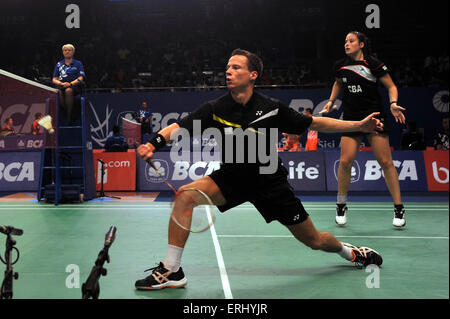 Di Giacarta, a Jakarta, Indonesia. 2 Giugno, 2015. JAKARTA, Indonesia - 02 giugno: Holland Jorrit De Ruitter e Samantha Barning competere contro l'Inghilterra Gabrielle Adcock e Chris Adcock il mix raddoppia al 2015 Indonesia aprire Superseries Premier badminton nel torneo di Giacarta, il 02 giugno 2015. © Sijori Immagini/ZUMA filo/Alamy Live News Foto Stock