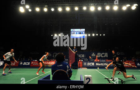 Di Giacarta, a Jakarta, Indonesia. 2 Giugno, 2015. JAKARTA, Indonesia - 02 giugno: Inghilterra Gabrielle Adcock (R) Chris Adcock competere contro Holland Jorrit De Ruitter e Samantha Barning il mix raddoppia al 2015 Indonesia aprire Superseries Premier badminton nel torneo di Giacarta, il 02 giugno 2015. © Sijori Immagini/ZUMA filo/Alamy Live News Foto Stock