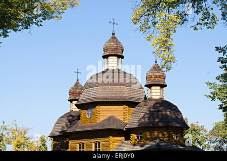 Chiesa di legno contro il cielo blu Foto Stock