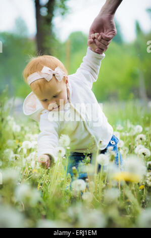 Outdoor ritratto di un piccolo grazioso baby in erba Foto Stock