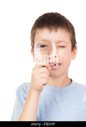 Ragazzo guarda attraverso una lente di ingrandimento Foto Stock