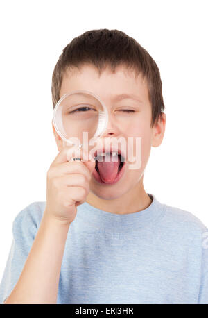 Ragazzo guarda attraverso una lente di ingrandimento Foto Stock