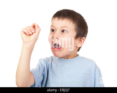 Smorfie boy guarda al dente perduto Foto Stock