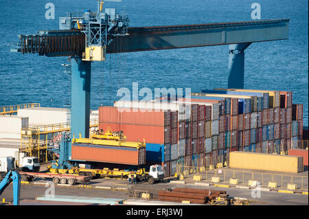 Contenitore di carico sul camion in porto Foto Stock