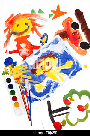 pennelli e disegni per bambini. foto bambino dipinge un pennello con  vernici al miele acquerello. arte per bambini, pittura, sviluppo precedente  Foto stock - Alamy