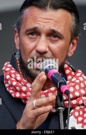 Torino, Italia. 02Giugno, 2015. Il cantante italiano e compositore, storica voce dei Quintorigo John De Leo durante la sua performance a Torino Jazz Festival. © Elena Aquila/Pacific Press/Alamy Live News Foto Stock