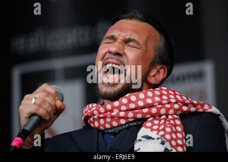 Torino, Italia. 02Giugno, 2015. Il cantante italiano e compositore, storica voce dei Quintorigo John De Leo durante la sua performance a Torino Jazz Festival. © Elena Aquila/Pacific Press/Alamy Live News Foto Stock