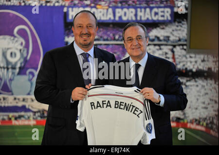 Madrid, Spagna. Il 3 giugno, 2015. Il nuovo capo-allenatore del real madrid football team Rafael Benitez (L) e del Real Madrid Presidente Florentino Perez sorriso come essi pongono con la squadra di jersey durante una conferenza stampa presso la stadio Santiago Bernabeu di Madrid in Spagna, il 3 giugno 2015. Rafael Benitez ha firmato un contratto triennale con il real madrid football club. Credito: Xie Haining/Xinhua/Alamy Live News Foto Stock