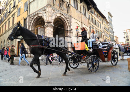 Carrozza a cavallo in Piazza San Giovanni, la Cattedrale di Firenze Foto Stock