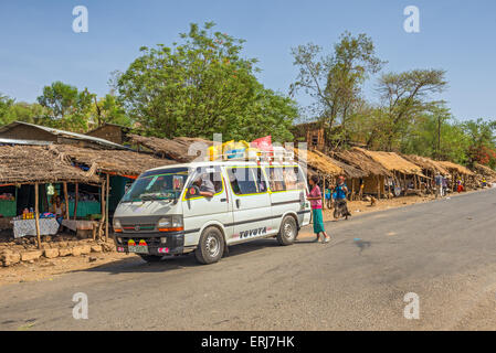 La vita in corso nelle strade di Welkite, vicino ad Addis Abeba, Etiopia. Foto Stock