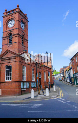 Kington il mercato coperto e la torre dell orologio che commemora la Regina Vittoria per il Giubileo d oro nel 1887 Herefordshire UK Foto Stock