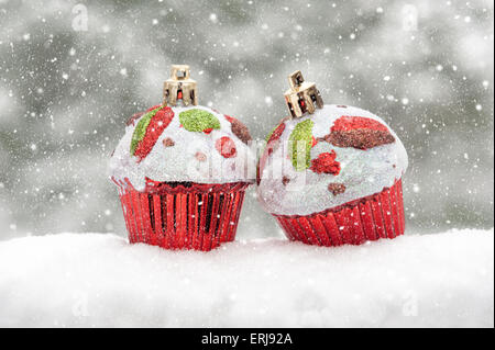 Due torte di giocattolo sulla neve. vacanze inverno sfondo Foto Stock