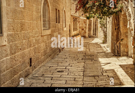 Vicolo Antico nel quartiere ebraico di Gerusalemme. Israele. Foto in colore vecchio stile dell'immagine. Foto Stock