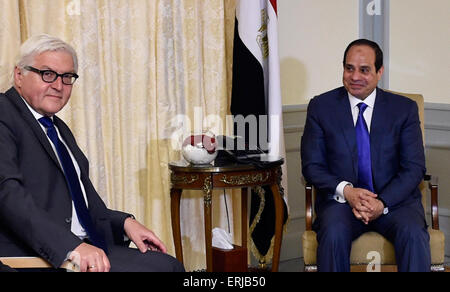 Berlino, Germania. 03 Giugno, 2015. Il Ministro degli esteri tedesco Frank-Walter Steinmeier (L) incontra il presidente egiziano Abdel Fattah el-Sisi e membri della delegazione in Berlino, 3 giugno 2015. Credito: dpa picture alliance/Alamy Live News Foto Stock