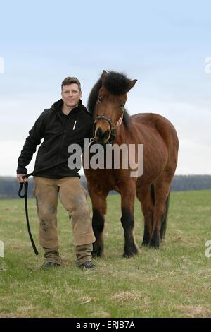 Uomo e cavallo islandese Foto Stock