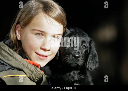 Ragazza con cucciolo Hovawart Foto Stock