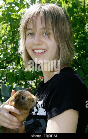 La ragazza con la fluidità di maiale hairedguinea Foto Stock