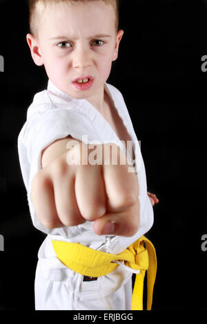 Nastro giallo. Ragazzo la pratica del karate. Foto Stock