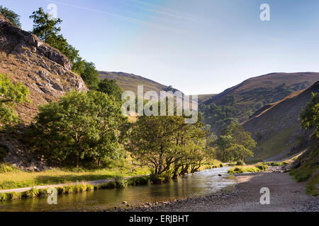 Regno Unito, Inghilterra, Derbyshire, Dovedale, riverbank shingle sentiero accanto al fiume dove in estate Foto Stock