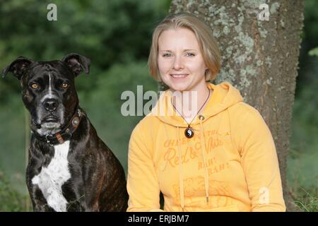 Donna e mongrel Foto Stock