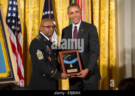Stati Uniti Il presidente Barack Obama awards medaglia d'onore al comando Sergente Maggiore Louis Wilson della New York National Guard, che accetta a nome del tardo esercito Henry privato Johnson, per azioni mentre si serve in Francia durante la Prima Guerra Mondiale, nel corso di una cerimonia che si terrà nella Sala Est della Casa Bianca il 2 giugno 2015 a Washington, DC. Obama ha ricevuto la medaglia di due eroi di guerra i cui atti sono andati unrewarded nel corso della loro vita, a causa della discriminazione. Foto Stock