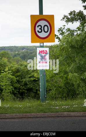 Regno Unito 30 mph cartello stradale con un arresto HS2 avviso su di esso Foto Stock