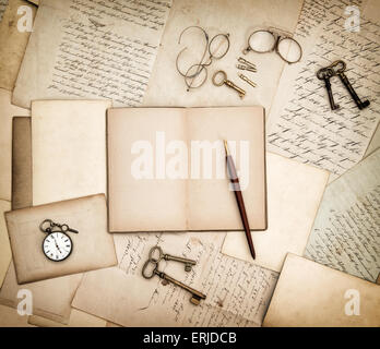 Accessori antichi, vecchi lettere, orologio da tasca e chiavi. Vintage sfondo nostalgico. In stile retrò tonica foto Foto Stock