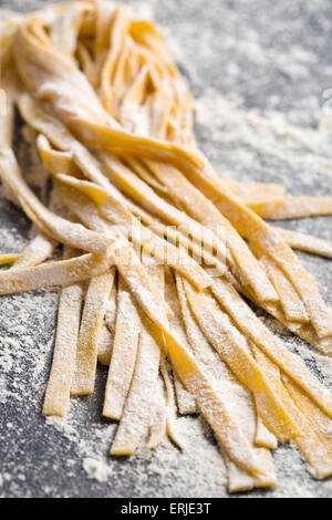 Freschi di pasta fatta in casa sul tavolo da cucina Foto Stock