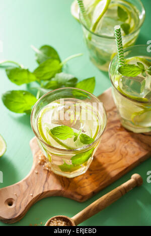 Freschi cocktail mojito su sfondo verde Foto Stock